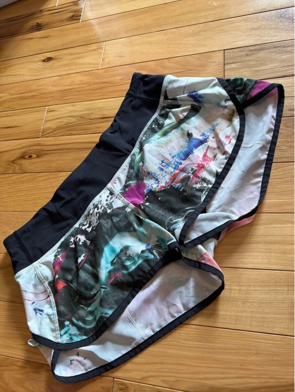 Great Lululemon running shorts sz 8!